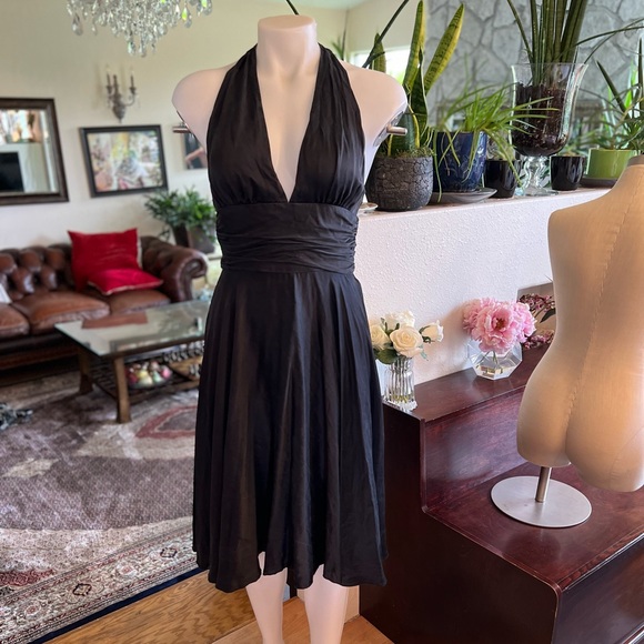 100% black silk dress; V neck halter, size 4; back zipper; great condition - Picture 1 of 4